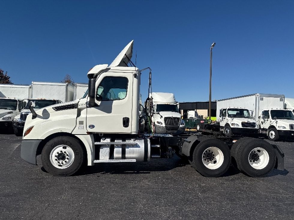 Day Cab Tractor-Heavy Duty Tractors-Freightliner-2019-T12664ST-Greensboro-NC-525,288\n\t\tmiles-$ 37,000 - Image 4