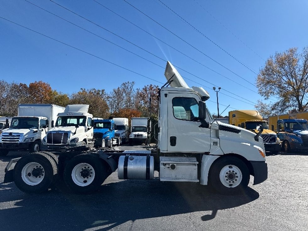 Day Cab Tractor-Heavy Duty Tractors-Freightliner-2019-T12664ST-Greensboro-NC-525,288\n\t\tmiles-$ 37,000 - Image 8