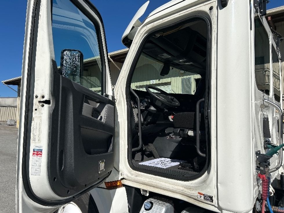 Day Cab Tractor-Heavy Duty Tractors-Freightliner-2019-T12664ST-Greensboro-NC-525,288\n\t\tmiles-$ 37,000 - Image 9