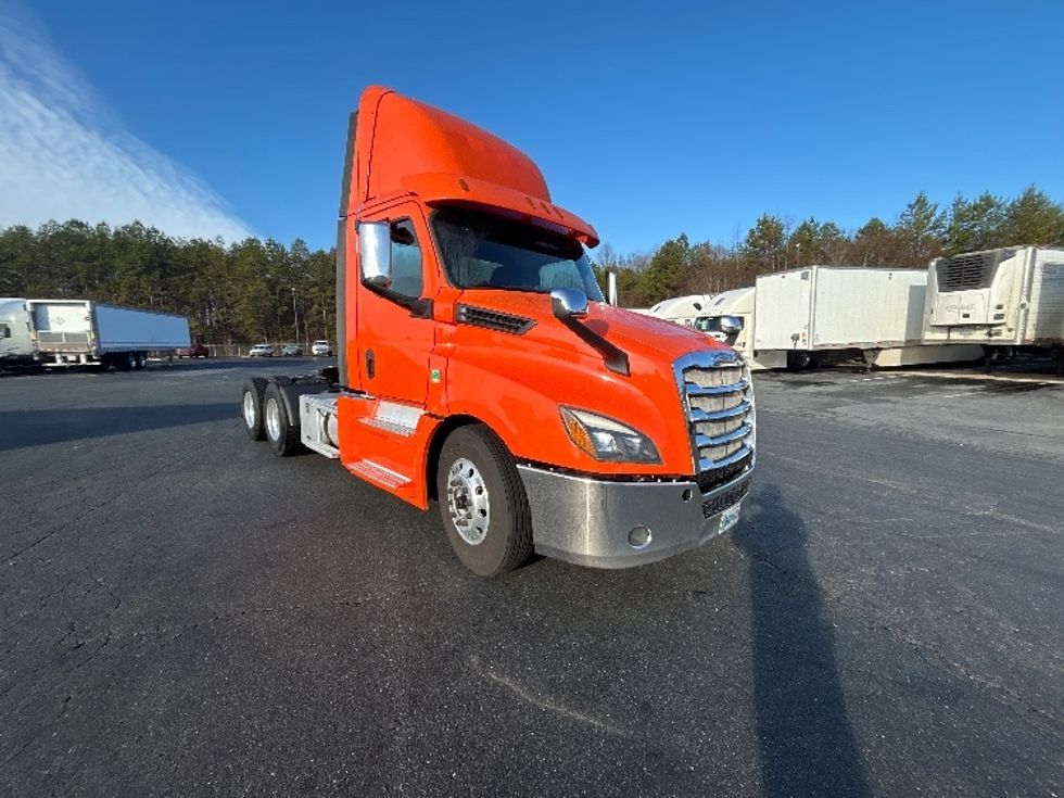 Day Cab Tractor-Heavy Duty Tractors-Freightliner-2019-T12664ST-Greensboro-NC-530,805\n\t\tmiles-$ 37,750 - Image 1