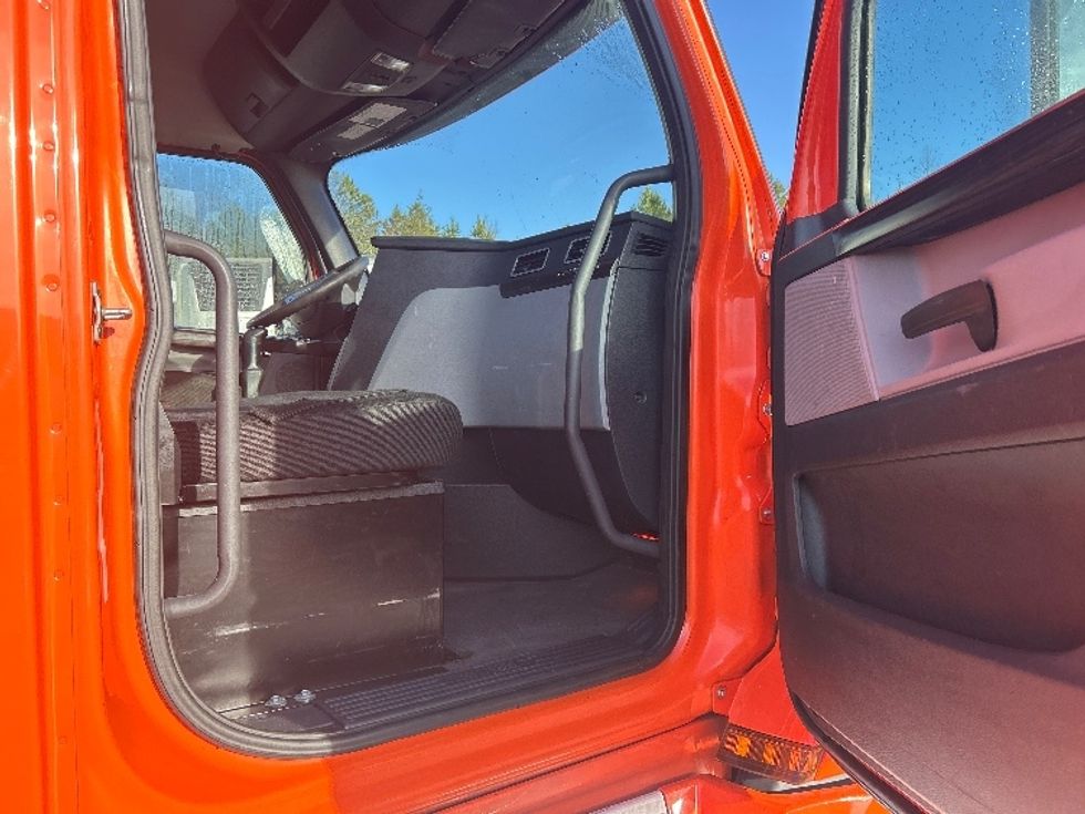 Day Cab Tractor-Heavy Duty Tractors-Freightliner-2019-T12664ST-Greensboro-NC-530,805\n\t\tmiles-$ 37,750 - Image 12