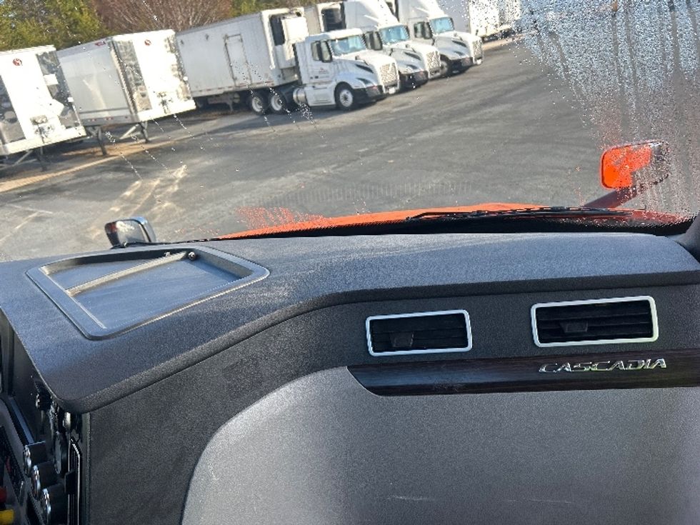 Day Cab Tractor-Heavy Duty Tractors-Freightliner-2019-T12664ST-Greensboro-NC-530,805\n\t\tmiles-$ 37,750 - Image 13