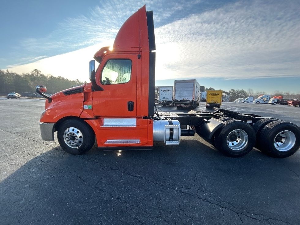 Day Cab Tractor-Heavy Duty Tractors-Freightliner-2019-T12664ST-Greensboro-NC-530,805\n\t\tmiles-$ 37,750 - Image 4