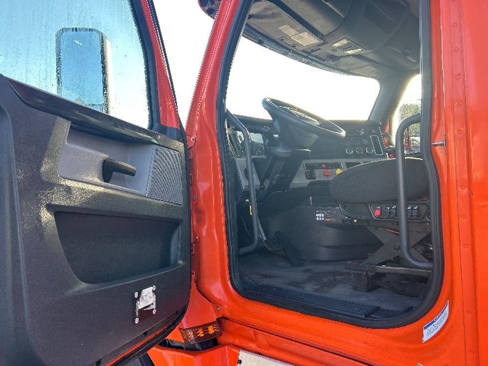 Day Cab Tractor-Heavy Duty Tractors-Freightliner-2019-T12664ST-Greensboro-NC-530,805\n\t\tmiles-$ 37,750 - Image 9