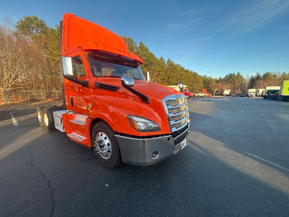 Day Cab Tractor-Heavy Duty Tractors-Freightliner-2019-T12664ST-Greensboro-NC-556,247\n\t\tmiles-$ 36,250 - Image 1
