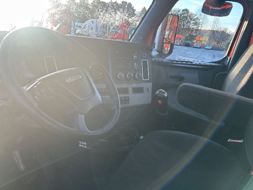 Day Cab Tractor-Heavy Duty Tractors-Freightliner-2019-T12664ST-Greensboro-NC-556,247\n\t\tmiles-$ 36,250 - Image 10