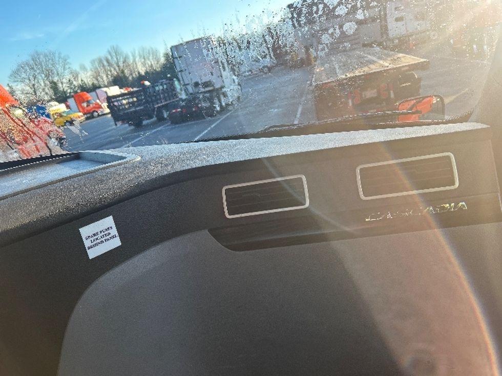 Day Cab Tractor-Heavy Duty Tractors-Freightliner-2019-T12664ST-Greensboro-NC-556,247\n\t\tmiles-$ 36,250 - Image 13