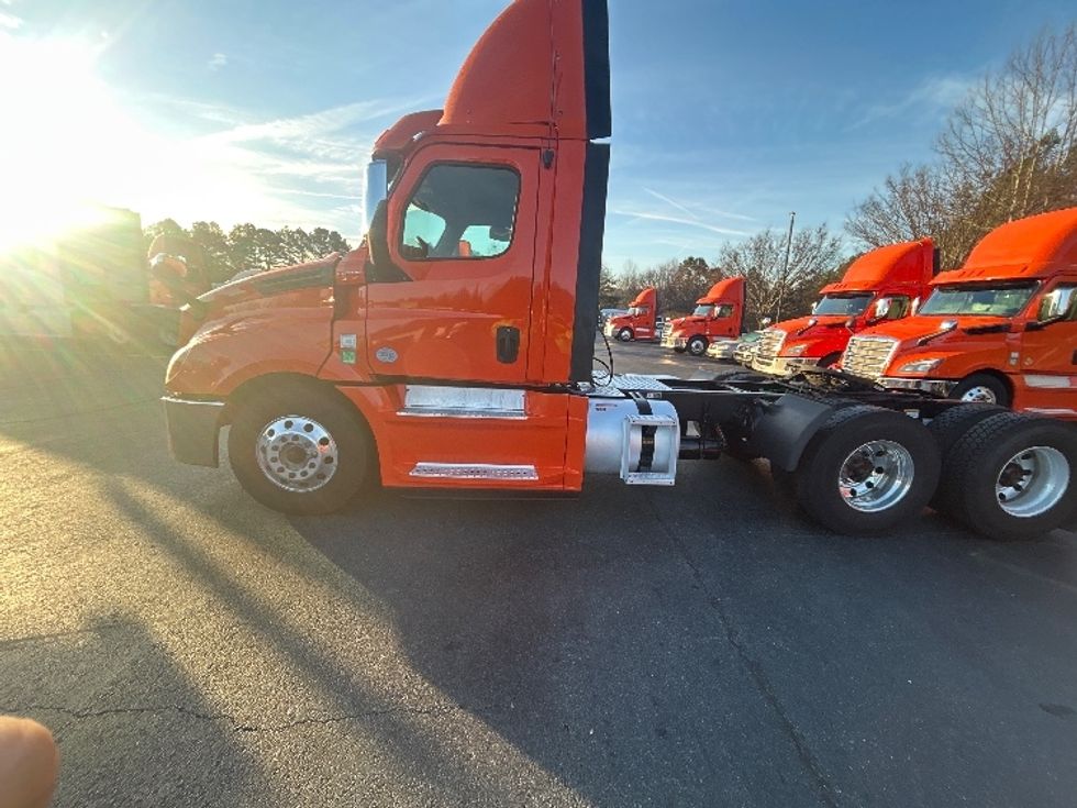 Day Cab Tractor-Heavy Duty Tractors-Freightliner-2019-T12664ST-Greensboro-NC-556,247\n\t\tmiles-$ 36,250 - Image 4