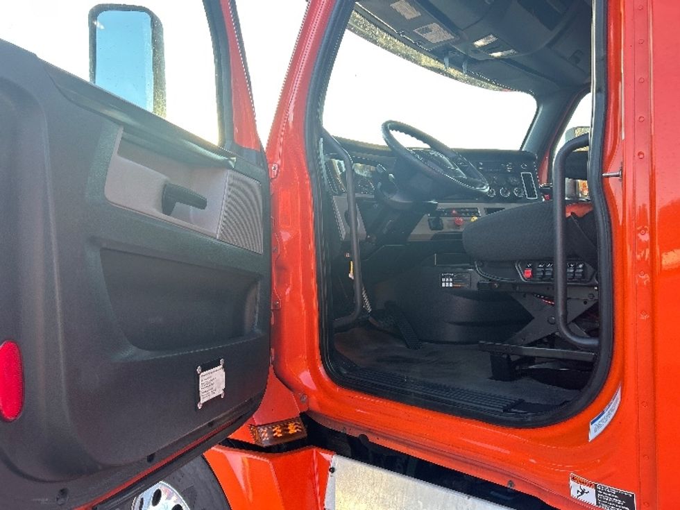 Day Cab Tractor-Heavy Duty Tractors-Freightliner-2019-T12664ST-Greensboro-NC-556,247\n\t\tmiles-$ 36,250 - Image 9