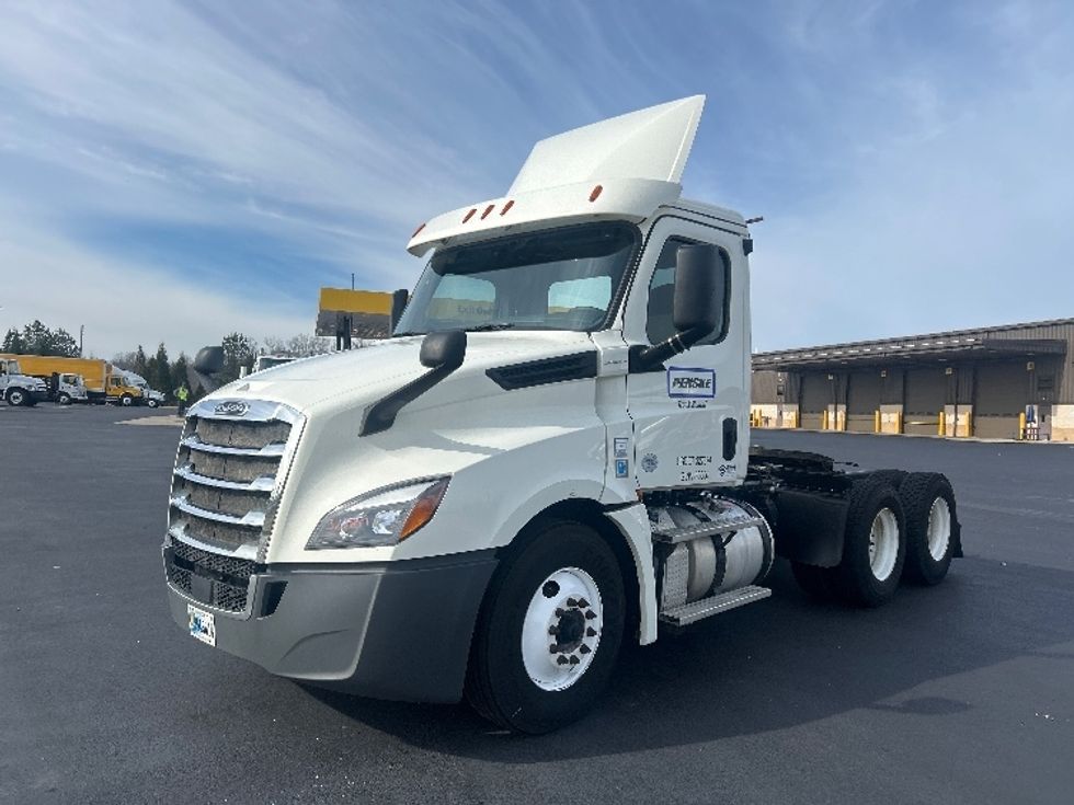 Day Cab Tractor-Heavy Duty Tractors-Freightliner-2019-T12664ST-Greensboro-NC-663,423\n\t\tmiles-$ 24,000 - Image 1