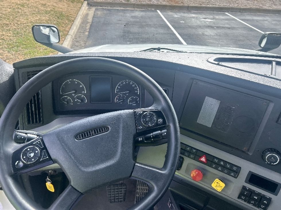 Day Cab Tractor-Heavy Duty Tractors-Freightliner-2019-T12664ST-Greensboro-NC-663,423\n\t\tmiles-$ 24,000 - Image 11