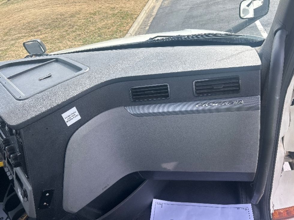 Day Cab Tractor-Heavy Duty Tractors-Freightliner-2019-T12664ST-Greensboro-NC-663,423\n\t\tmiles-$ 24,000 - Image 13