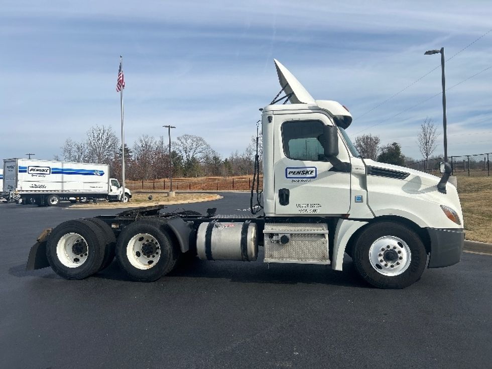 Day Cab Tractor-Heavy Duty Tractors-Freightliner-2019-T12664ST-Greensboro-NC-663,423\n\t\tmiles-$ 24,000 - Image 8