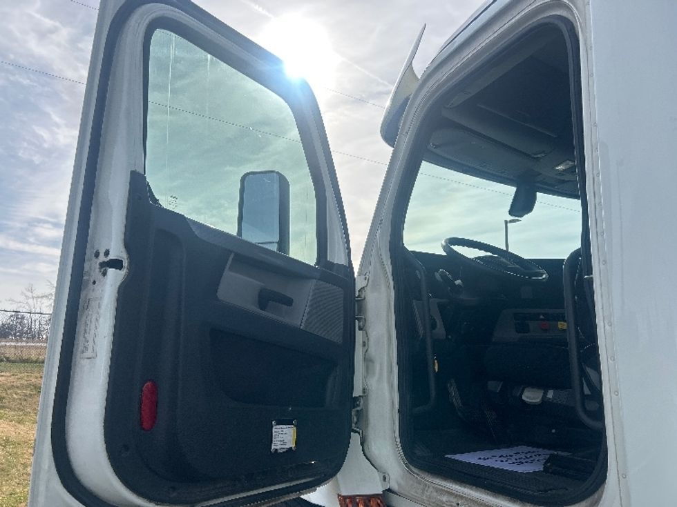 Day Cab Tractor-Heavy Duty Tractors-Freightliner-2019-T12664ST-Greensboro-NC-663,423\n\t\tmiles-$ 24,000 - Image 9