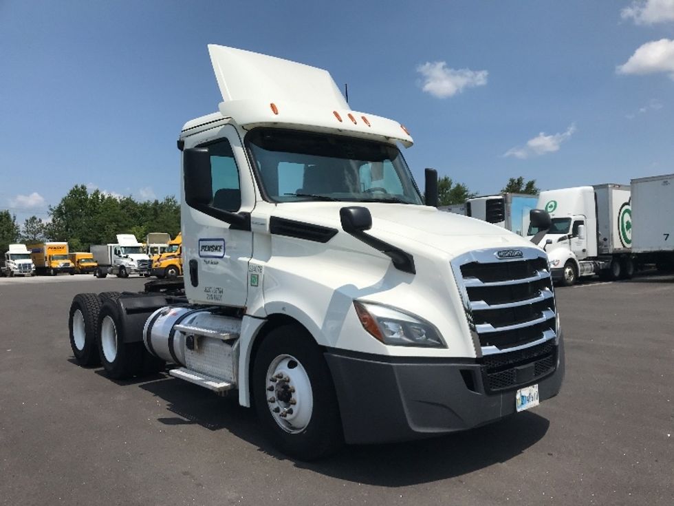 Day Cab Tractor-Heavy Duty Tractors-Freightliner-2019-T12664ST-Greenville-SC-577,514\n\t\tmiles-$ 42,250 - Image 1