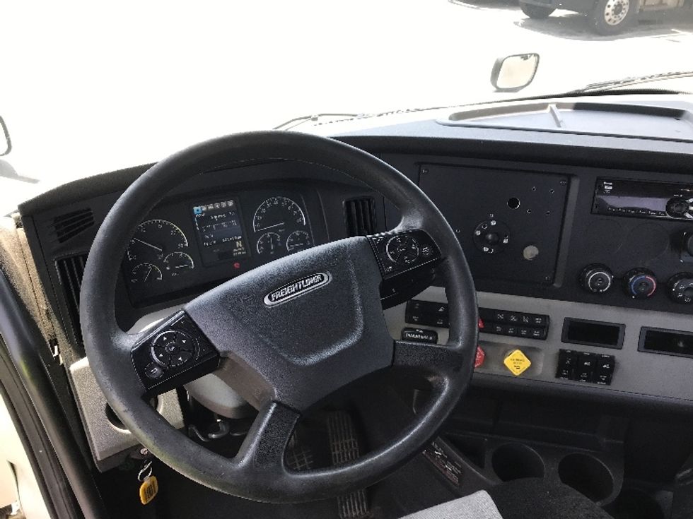 Day Cab Tractor-Heavy Duty Tractors-Freightliner-2019-T12664ST-Greenville-SC-577,514\n\t\tmiles-$ 42,250 - Image 11