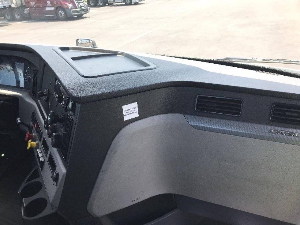 Day Cab Tractor-Heavy Duty Tractors-Freightliner-2019-T12664ST-Greenville-SC-577,514\n\t\tmiles-$ 42,250 - Image 13
