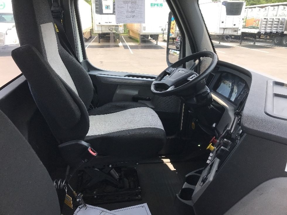Day Cab Tractor-Heavy Duty Tractors-Freightliner-2019-T12664ST-Greenville-SC-577,514\n\t\tmiles-$ 42,250 - Image 14