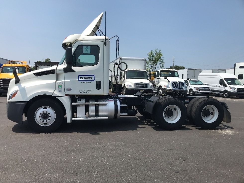 Day Cab Tractor-Heavy Duty Tractors-Freightliner-2019-T12664ST-Greenville-SC-577,514\n\t\tmiles-$ 42,250 - Image 4