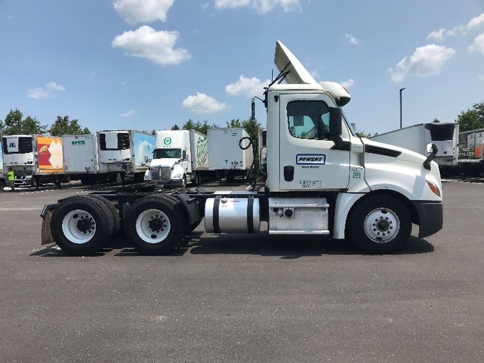 Day Cab Tractor-Heavy Duty Tractors-Freightliner-2019-T12664ST-Greenville-SC-577,514\n\t\tmiles-$ 42,250 - Image 8