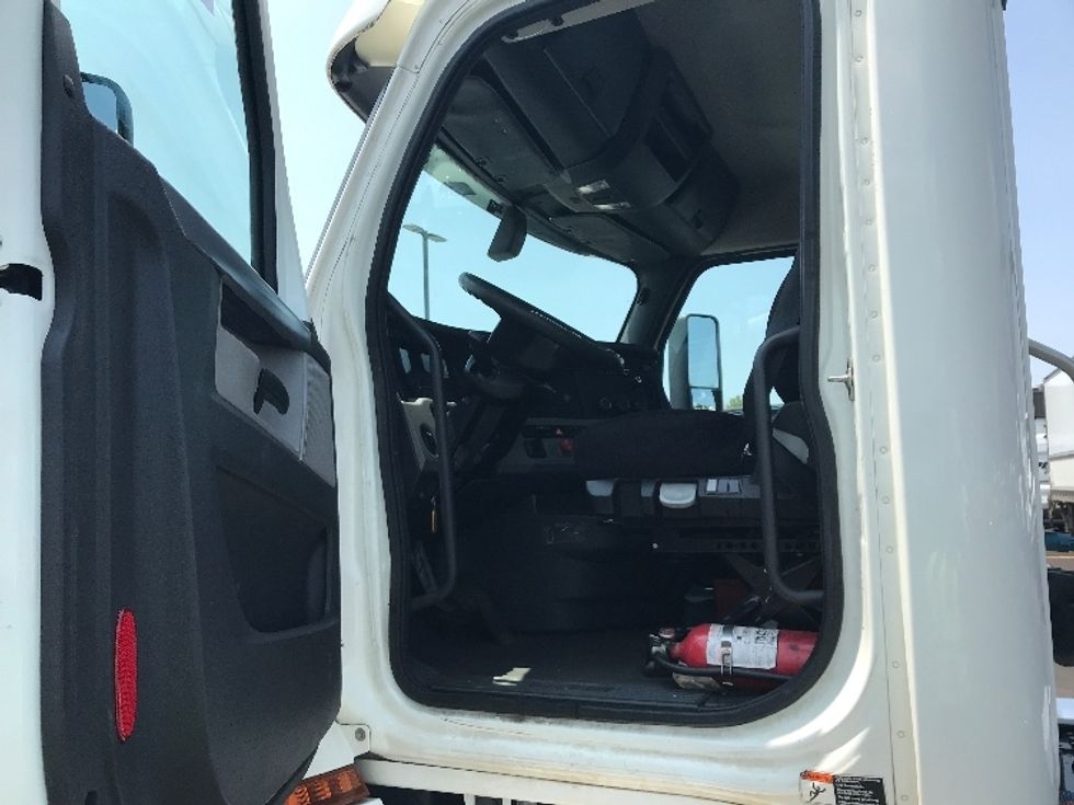 Day Cab Tractor-Heavy Duty Tractors-Freightliner-2019-T12664ST-Greenville-SC-577,514\n\t\tmiles-$ 42,250 - Image 9