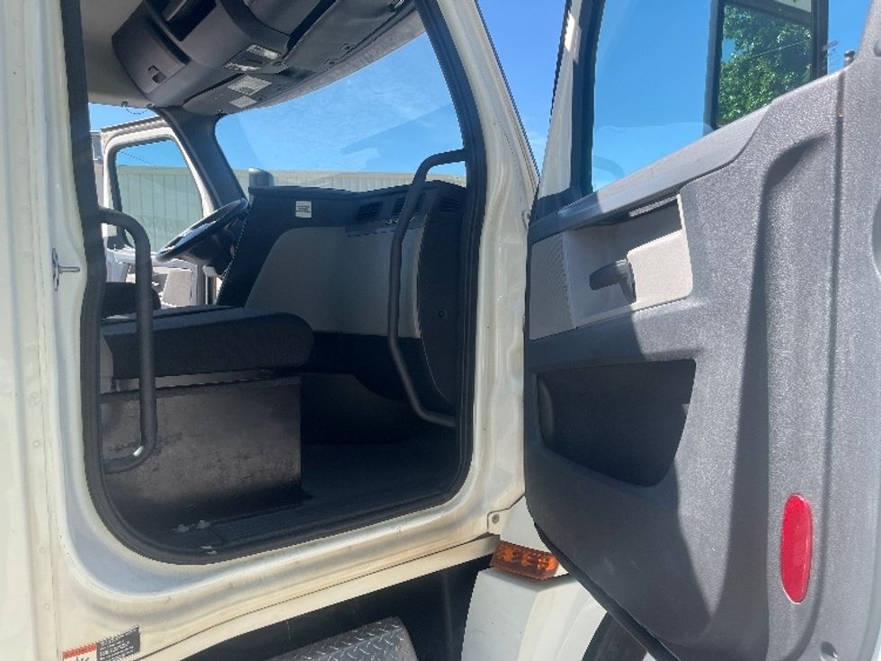 Day Cab Tractor-Heavy Duty Tractors-Freightliner-2019-T12664ST-Greer-SC-224,556\n\t\tmiles-$ 58,500 - Image 12