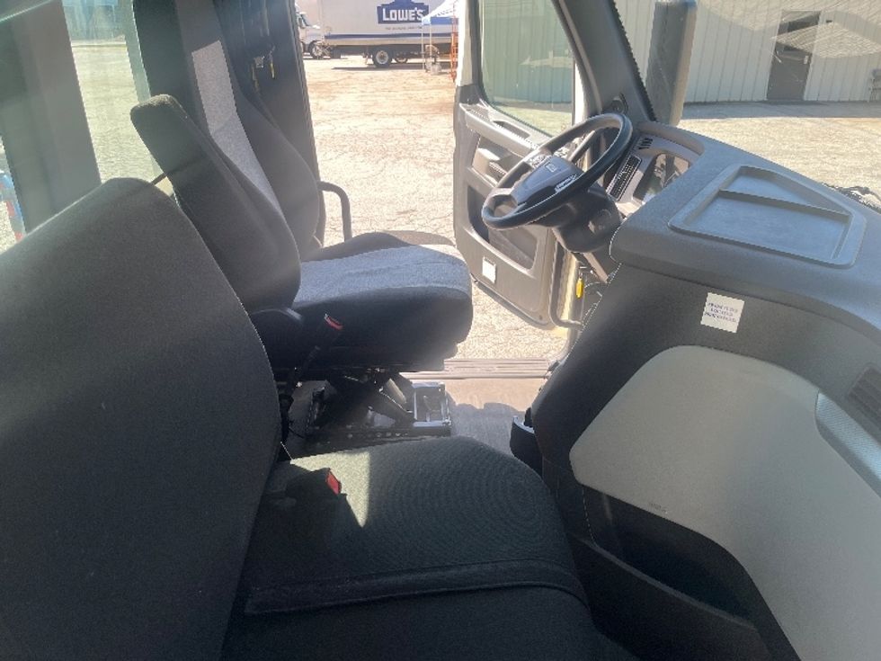 Day Cab Tractor-Heavy Duty Tractors-Freightliner-2019-T12664ST-Greer-SC-224,556\n\t\tmiles-$ 58,500 - Image 14