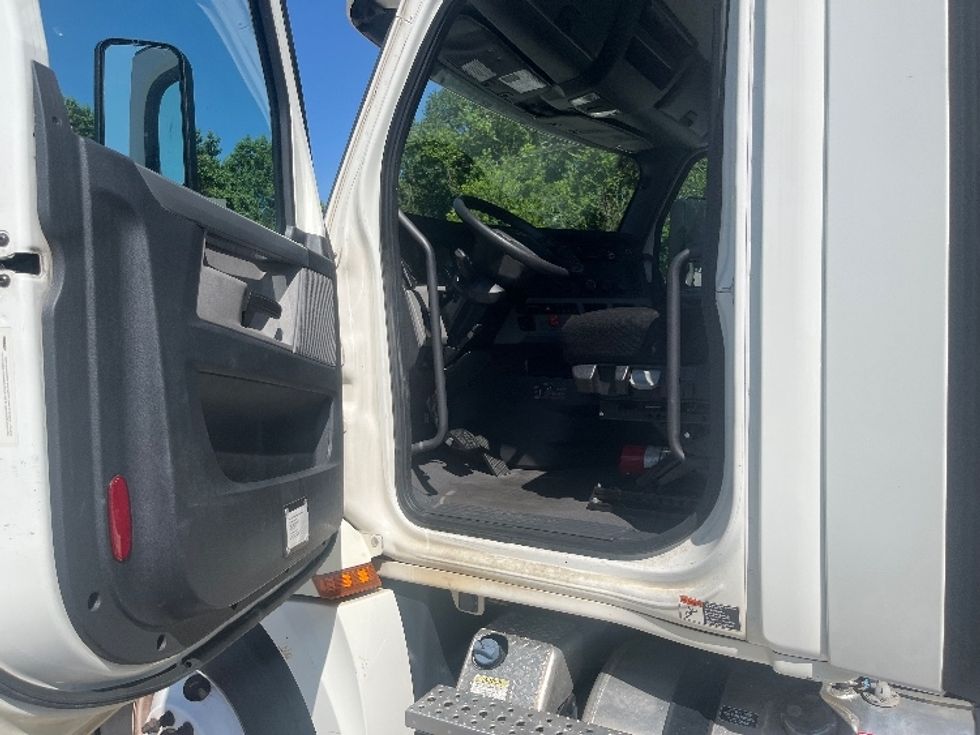 Day Cab Tractor-Heavy Duty Tractors-Freightliner-2019-T12664ST-Greer-SC-224,556\n\t\tmiles-$ 58,500 - Image 9