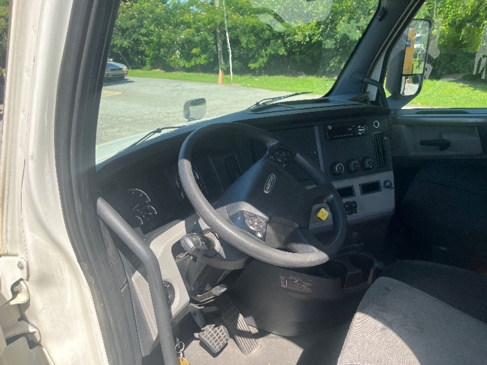 Day Cab Tractor-Heavy Duty Tractors-Freightliner-2019-T12664ST-Greer-SC-237,991\n\t\tmiles-$ 57,750 - Image 10