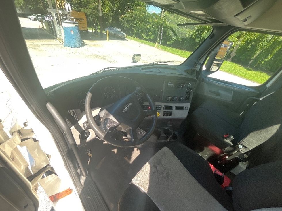 Day Cab Tractor-Heavy Duty Tractors-Freightliner-2019-T12664ST-Greer-SC-237,991\n\t\tmiles-$ 57,750 - Image 11