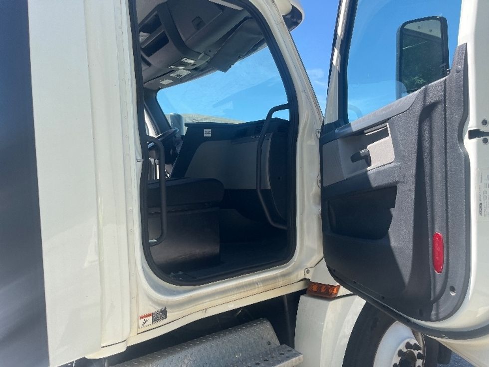 Day Cab Tractor-Heavy Duty Tractors-Freightliner-2019-T12664ST-Greer-SC-237,991\n\t\tmiles-$ 57,750 - Image 12