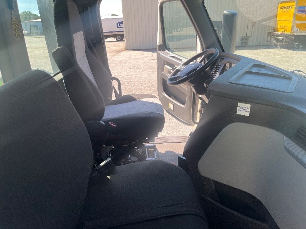 Day Cab Tractor-Heavy Duty Tractors-Freightliner-2019-T12664ST-Greer-SC-237,991\n\t\tmiles-$ 57,750 - Image 14