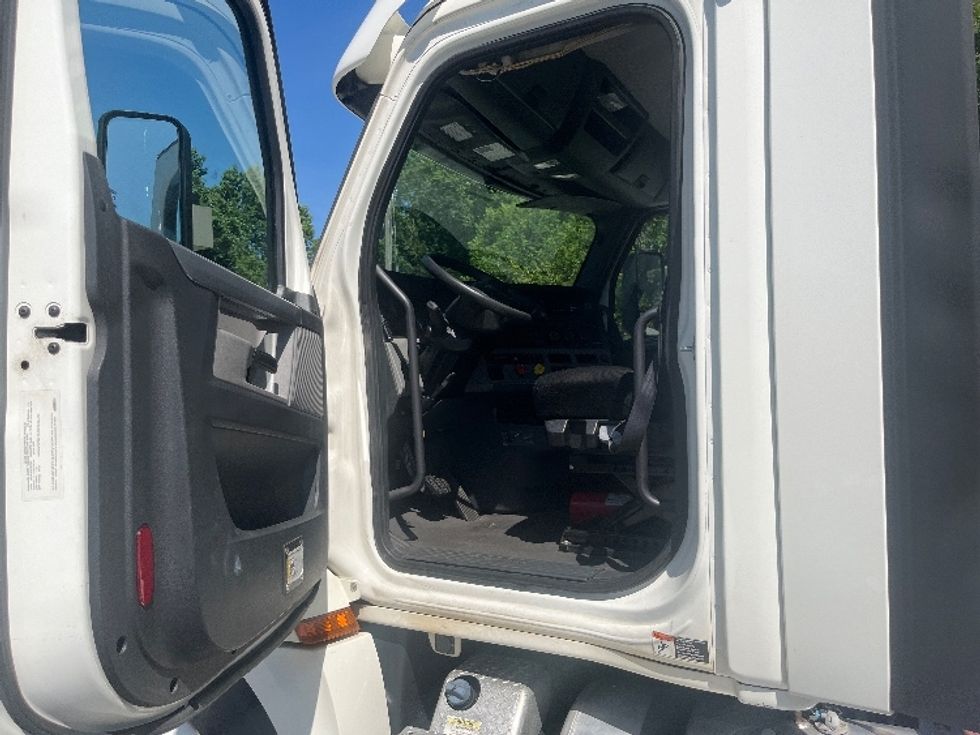 Day Cab Tractor-Heavy Duty Tractors-Freightliner-2019-T12664ST-Greer-SC-237,991\n\t\tmiles-$ 57,750 - Image 9