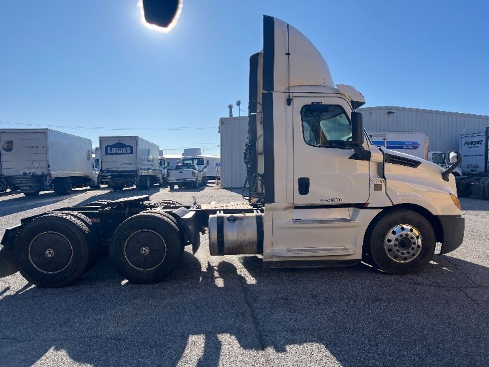 Day Cab Tractor-Heavy Duty Tractors-Freightliner-2019-T12664ST-Greer-SC-238,370\n\t\tmiles-$ 57,000 - Image 8