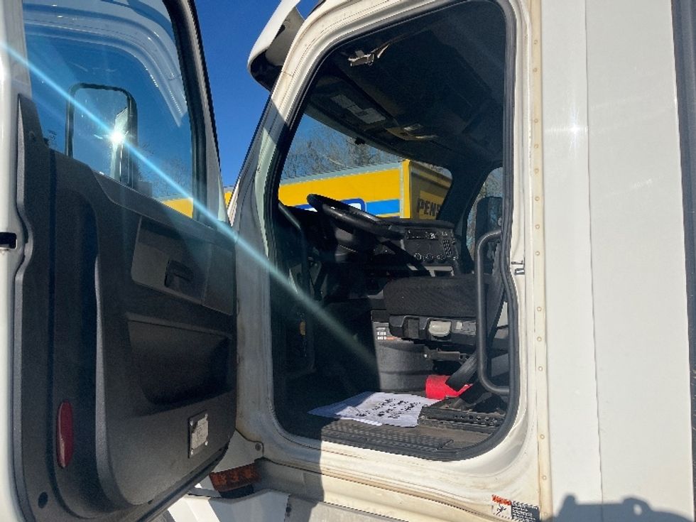 Day Cab Tractor-Heavy Duty Tractors-Freightliner-2019-T12664ST-Greer-SC-238,370\n\t\tmiles-$ 57,000 - Image 9