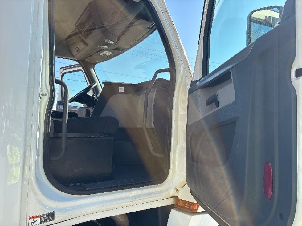 Day Cab Tractor-Heavy Duty Tractors-Freightliner-2019-T12664ST-Greer-SC-240,869\n\t\tmiles-$ 55,000 - Image 12