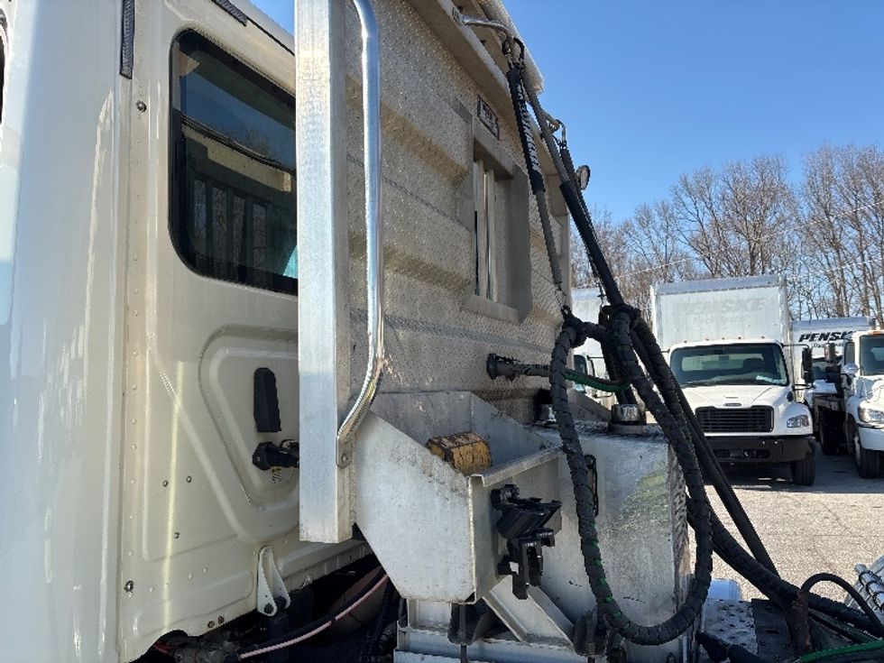 Day Cab Tractor-Heavy Duty Tractors-Freightliner-2019-T12664ST-Greer-SC-240,869\n\t\tmiles-$ 55,000 - Image 18