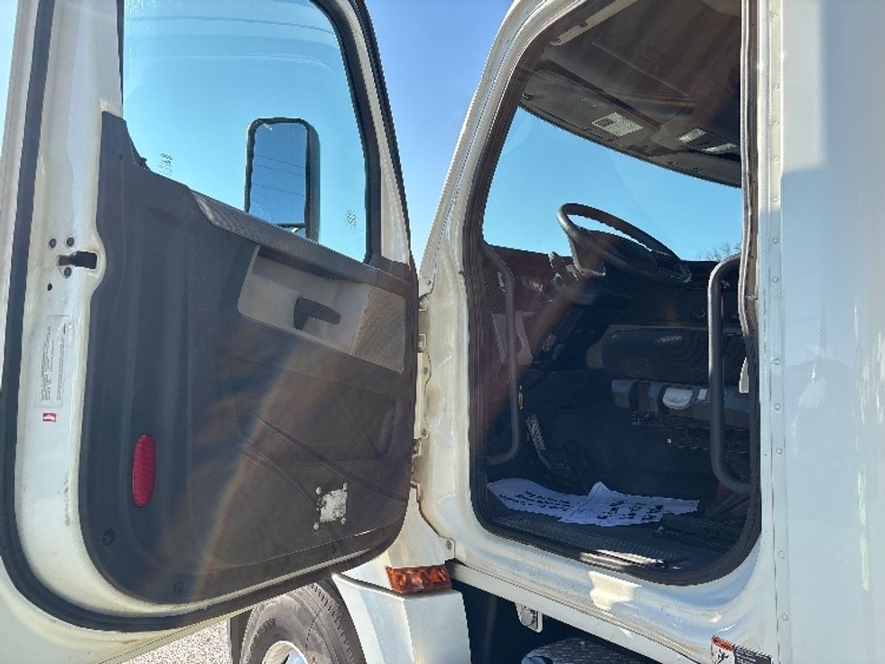 Day Cab Tractor-Heavy Duty Tractors-Freightliner-2019-T12664ST-Greer-SC-240,869\n\t\tmiles-$ 55,000 - Image 9