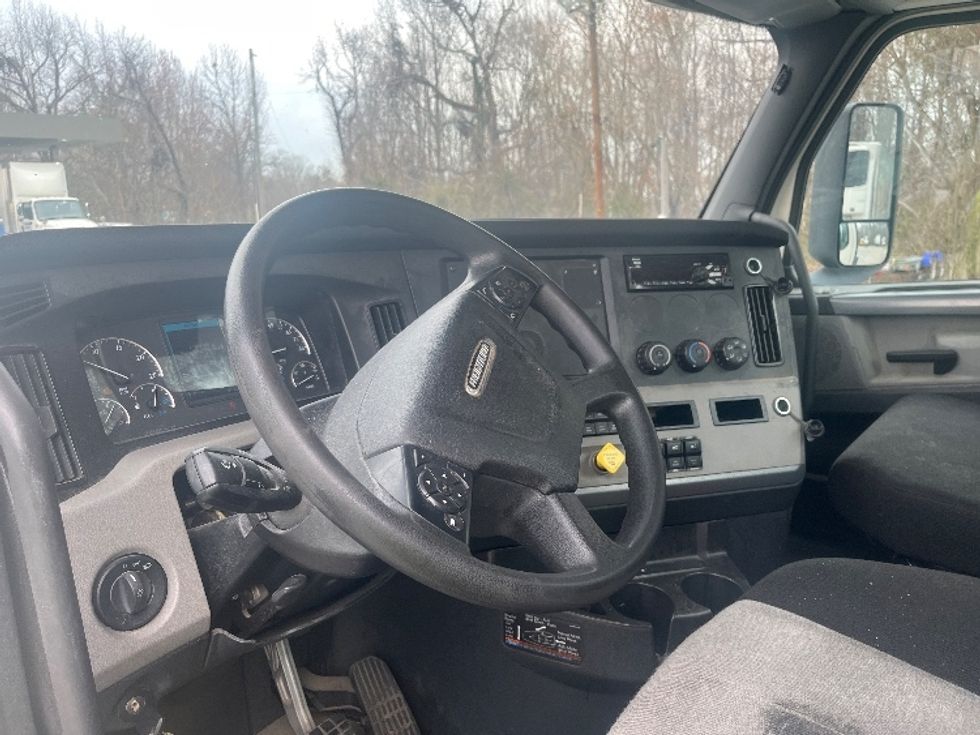 Day Cab Tractor-Heavy Duty Tractors-Freightliner-2019-T12664ST-Greer-SC-267,138\n\t\tmiles-$ 56,750 - Image 10