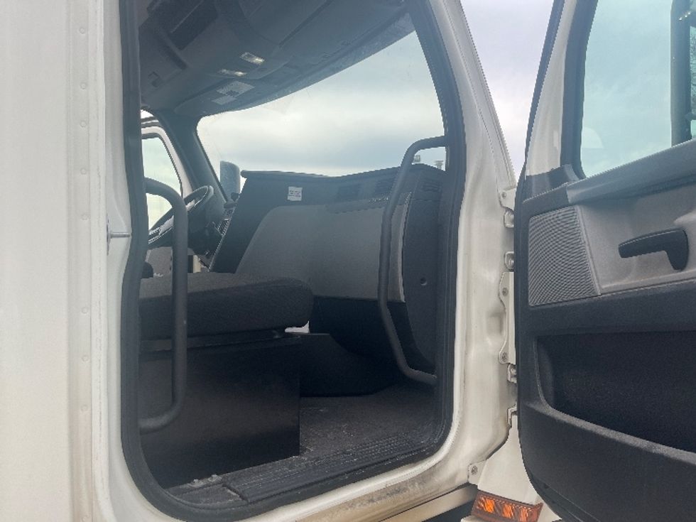 Day Cab Tractor-Heavy Duty Tractors-Freightliner-2019-T12664ST-Greer-SC-267,138\n\t\tmiles-$ 56,750 - Image 12