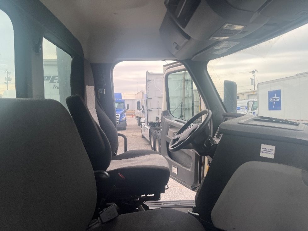 Day Cab Tractor-Heavy Duty Tractors-Freightliner-2019-T12664ST-Greer-SC-267,138\n\t\tmiles-$ 56,750 - Image 14