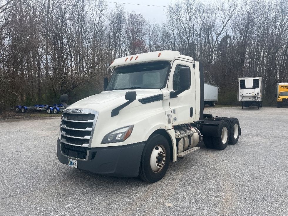 2019 Freightliner Cascadia 126" Day cab photo 3