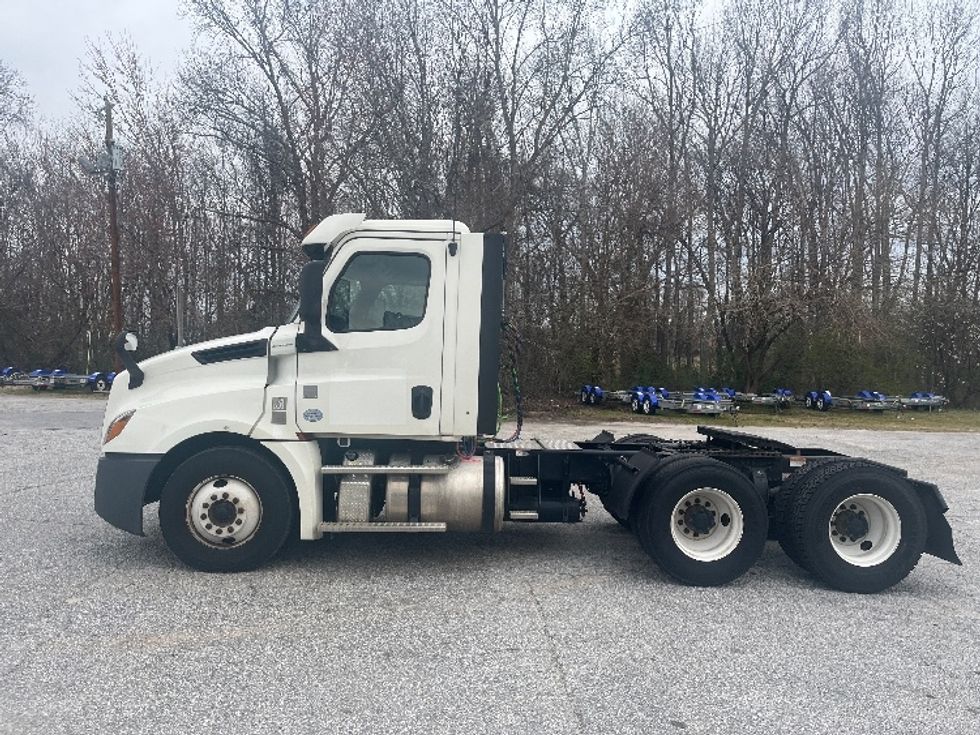 2019 Freightliner Cascadia 126" Day cab photo 4