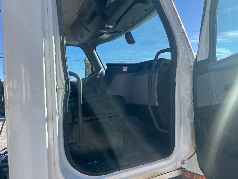 Day Cab Tractor-Heavy Duty Tractors-Freightliner-2019-T12664ST-Greer-SC-380,770\n\t\tmiles-$ 46,250 - Image 12