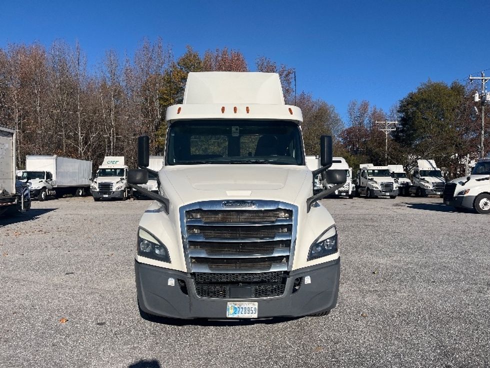 2019 Freightliner Cascadia 126" Day cab photo 2