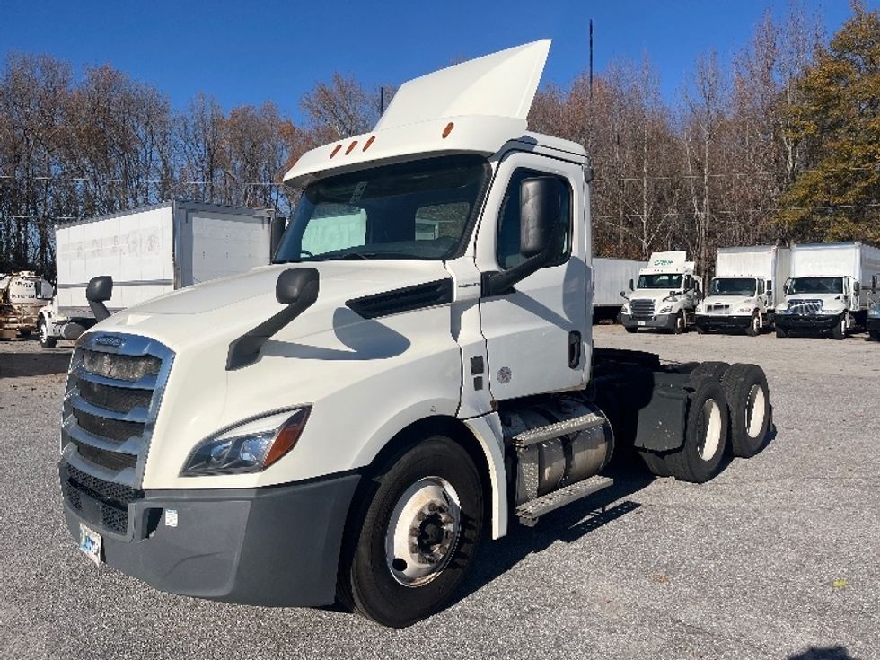 2019 Freightliner Cascadia 126" Day cab photo 3