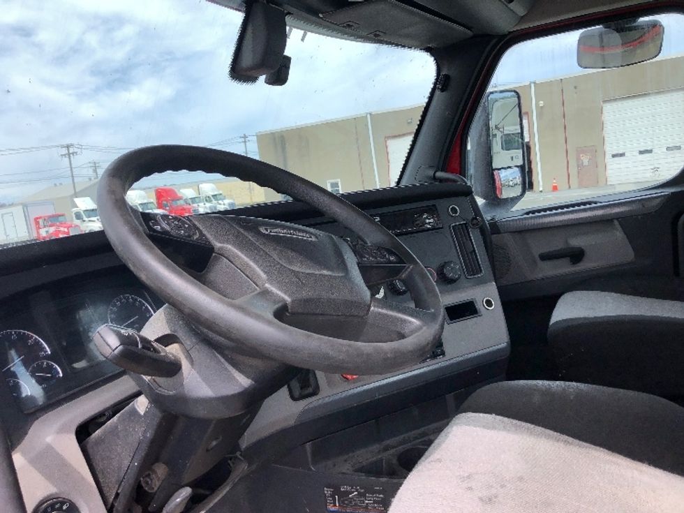 Day Cab Tractor-Heavy Duty Tractors-Freightliner-2019-T12664ST-Guilderland Center-NY-386,695\n\t\tmiles-$ 42,750 - Image 10