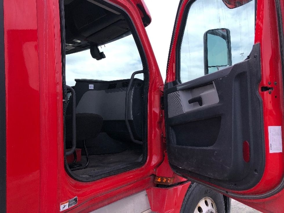 Day Cab Tractor-Heavy Duty Tractors-Freightliner-2019-T12664ST-Guilderland Center-NY-386,695\n\t\tmiles-$ 42,750 - Image 12