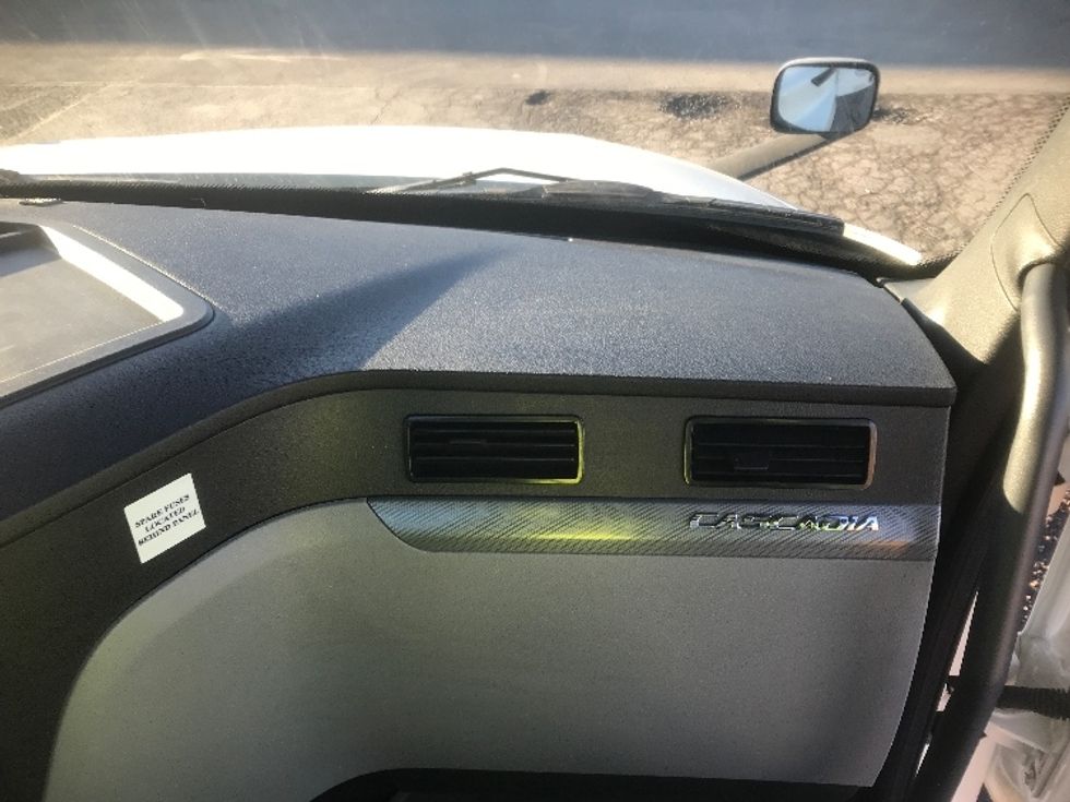 Day Cab Tractor-Heavy Duty Tractors-Freightliner-2019-T12664ST-Hagerstown-MD-341,735\n\t\tmiles-$ 52,500 - Image 13