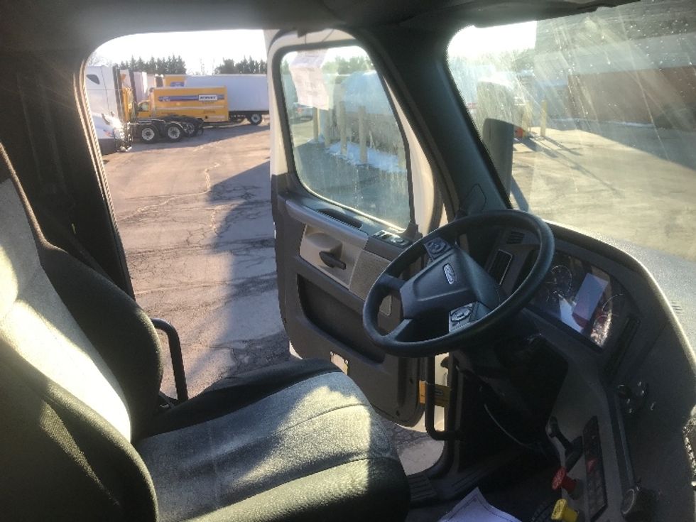 Day Cab Tractor-Heavy Duty Tractors-Freightliner-2019-T12664ST-Hagerstown-MD-341,735\n\t\tmiles-$ 52,500 - Image 14
